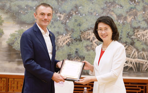 Nick meets with Jiangmen City Mayor