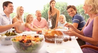 PROMITOR(r) Soluble Fibre Brazilian functional claim Happy family enjoying healthy meal